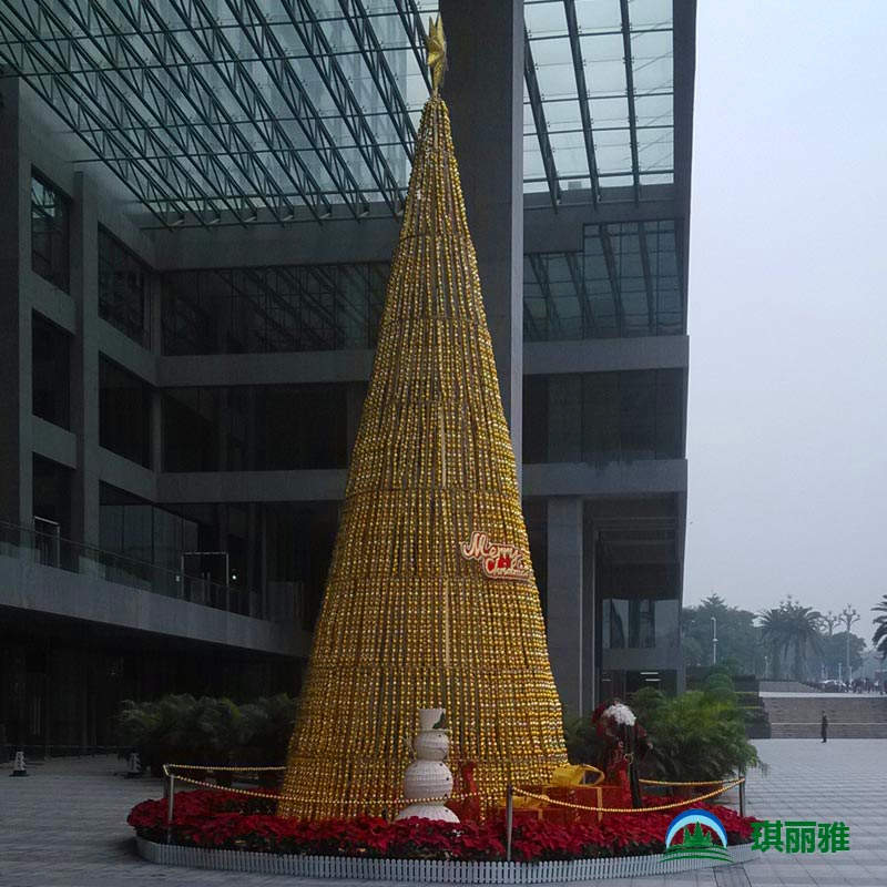 大型金色圣诞球树